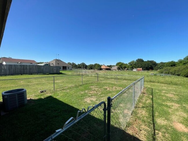 Building Photo - (( SUMMER SPECIAL!!)) Lovely 3/2 Duplex Ho...