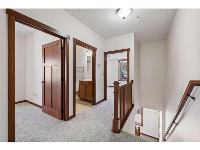 Building Photo - Large 2BD/2.5BA two story corner unit on Dayton Ave in St Paul!!