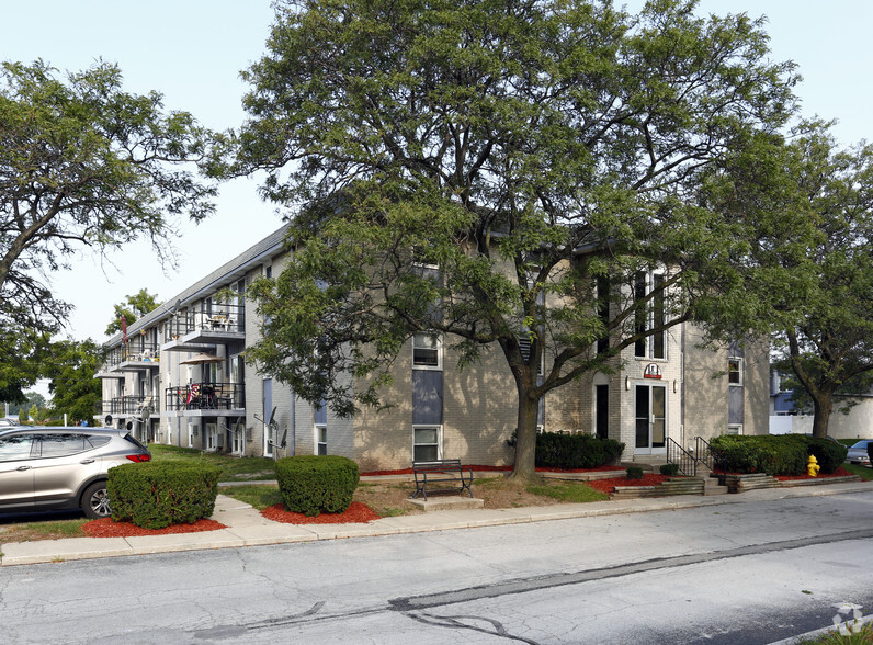 Primary Photo - Kingston Court Apartments