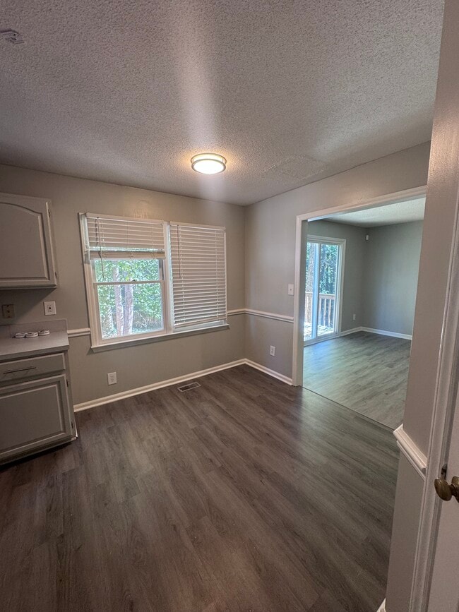 Building Photo - 4218 Queen Victoria Pl