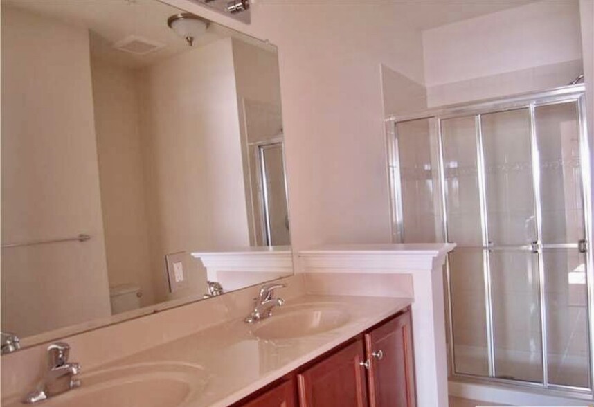 Master bathroom (full bath) - 531 E Celebration Way