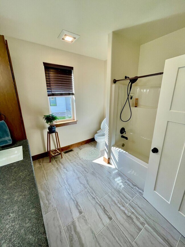Building Photo - 4 Bedroom Home for Rent in West Bozeman! W...