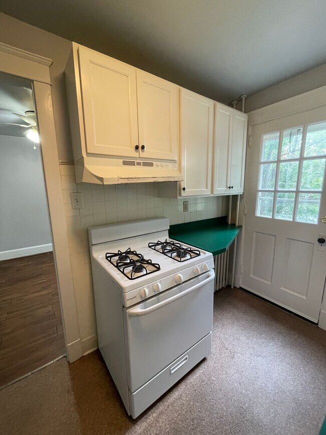 Building Photo - 2 Bedroom Single Family Home in Lancaster!