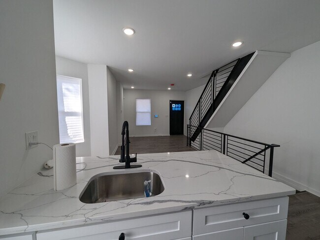 Building Photo - Gorgeous Home - West Philadelphia