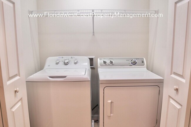 Building Photo - MOVE IN READY! OUTSTANDING UNFURNISHED CONDO IN STONEHAVEN SARASOTA!