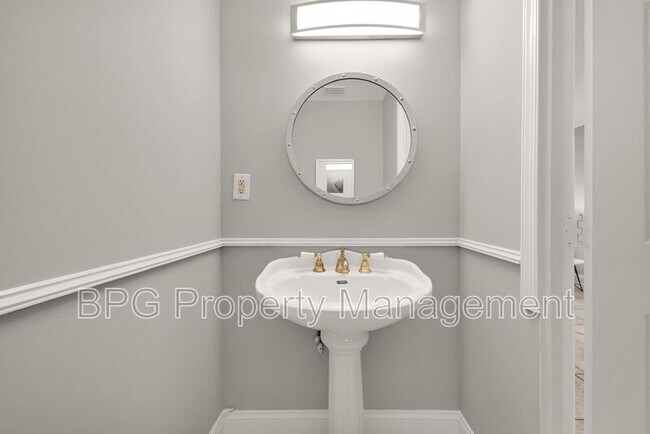 Building Photo - 1819 1st St NW