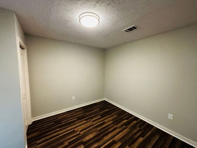 Building Photo - 709 Greenfield Dr