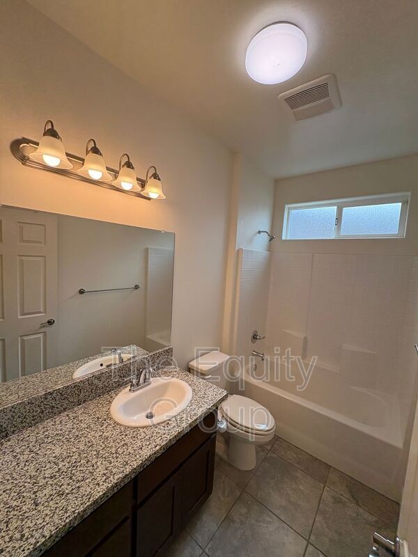 Building Photo - 2234 S Oakhurst Ct