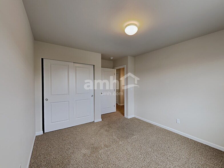 Building Photo - 18955 Lipoma Ave E