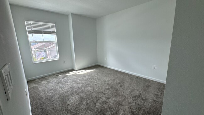 Building Photo - 3430 Howell Dr