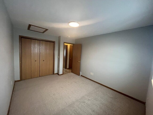 Building Photo - 4 BEDROOM | 2 BATH | DOUBLE CAR GARAGE | RAPID VALLEY