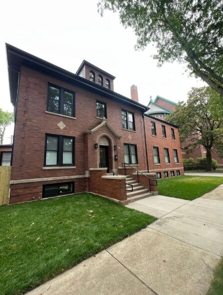Building Photo - 4851 N Claremont Ave