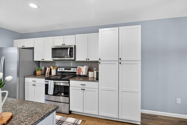 Building Photo - 135 Swallow Dr