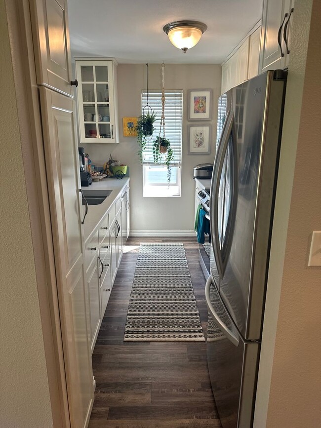 Building Photo - Quiet Kirkland Condo near Downtown Availab...