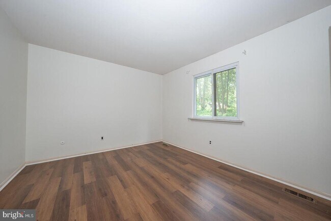 Building Photo - 301 Hanover Ct