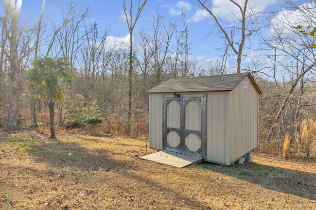 Building Photo - Well maintained 3 bedroom, 1 bath single family home with yard, carport and storage shed on quiet...