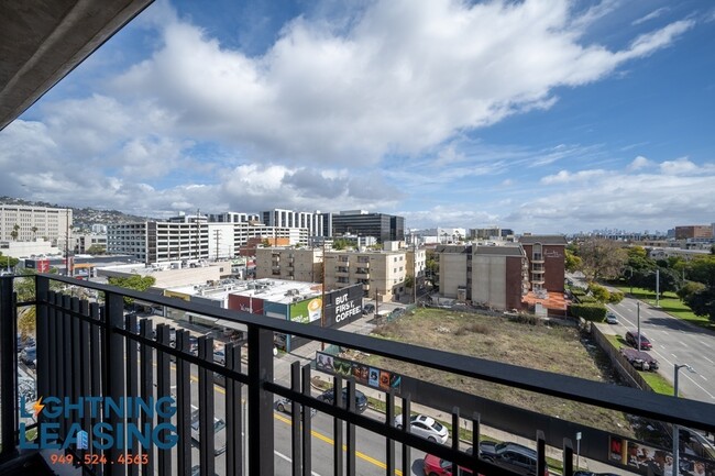 Building Photo - Stunning two-bedroom in prime Beverly Hill...