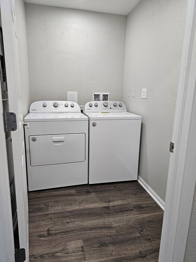 Building Photo - Beautifully Updated Two Bedroom Condo. Second Bedroom can be used as an Office/Flex Space.