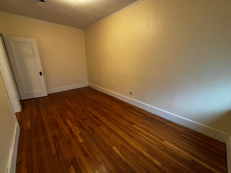 Building Photo - 18 Glenville Ave