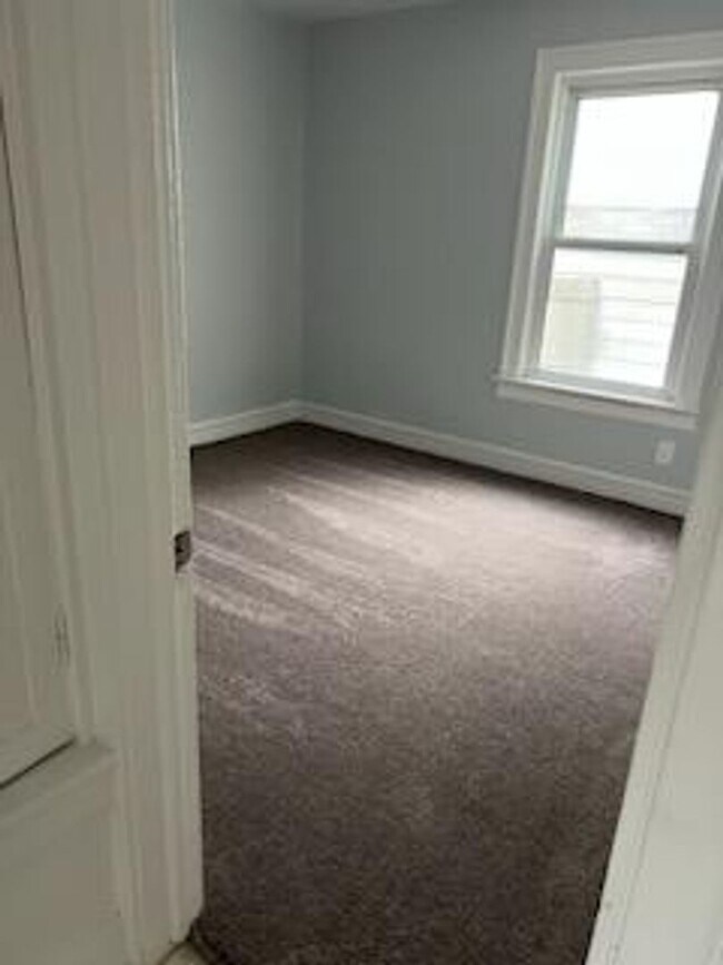 Building Photo - 2 bedroom, 1 bathroom home near Bunn Park $975
