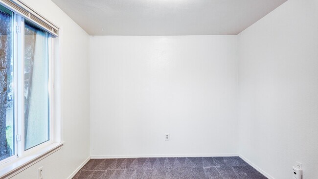 Building Photo - Spacious Apartment in Cozy Tacoma Neighborhood