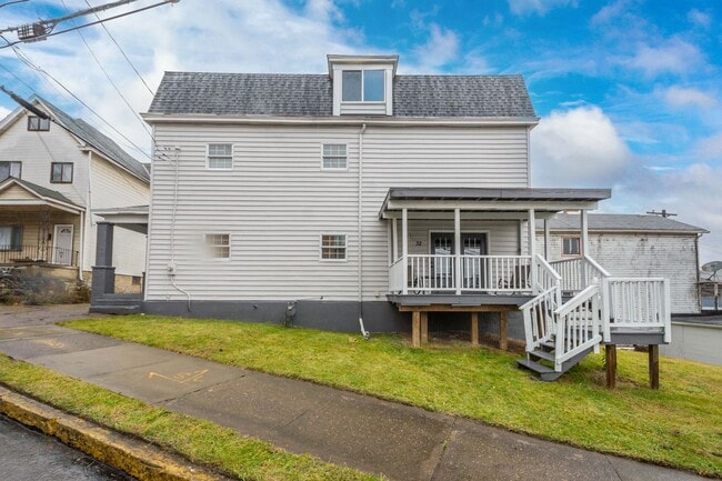 Building Photo - Stunning 3 bedroom home in McKees Rocks av...