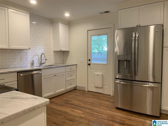 Building Photo - 808 Kingsbury Ave