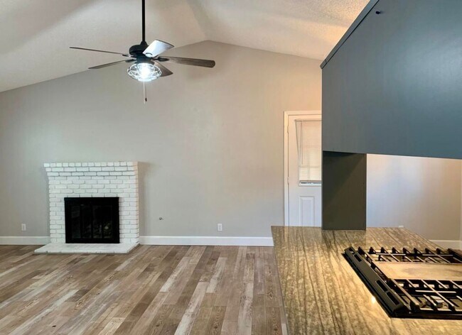 Building Photo - For Rent. Beautiful 3Bedroom, 2 Bathroom Home in Northeast Visalia