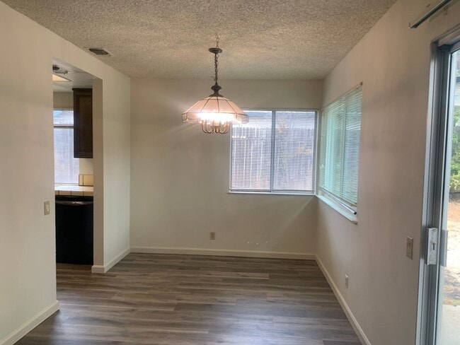 Building Photo - Large one story 4 bedroom home in Orangevale