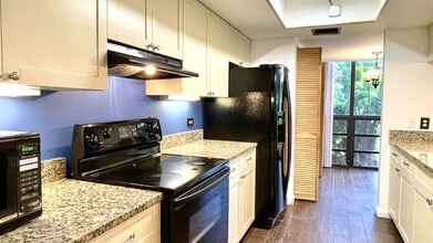 Building Photo - Charming 2-Bed with Scenic Views in Boynton Beach