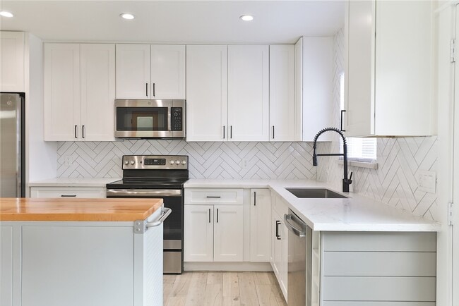 Building Photo - 9511 Fondren Rd