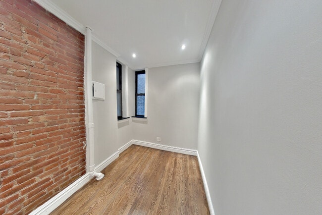Building Photo - 219 E 23rd St