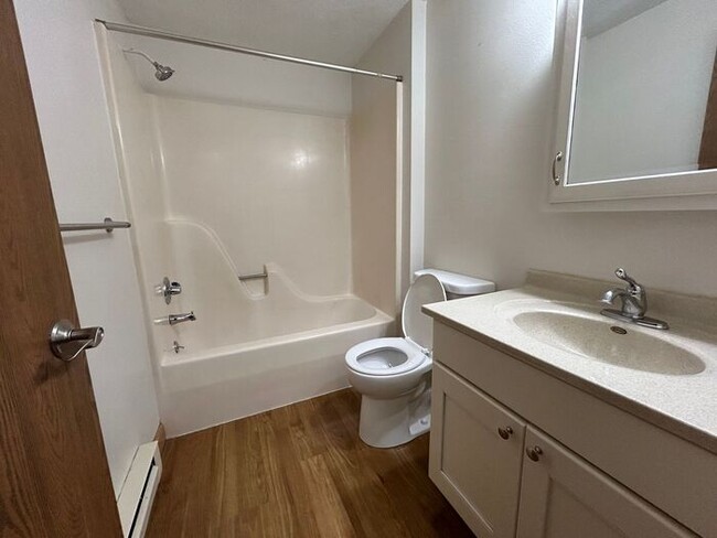 Building Photo - $1,025 | 2 Bedroom, 1 Bathroom Apartment |...