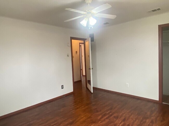 Building Photo - 2 BEDROOM COUNTRY LIVING