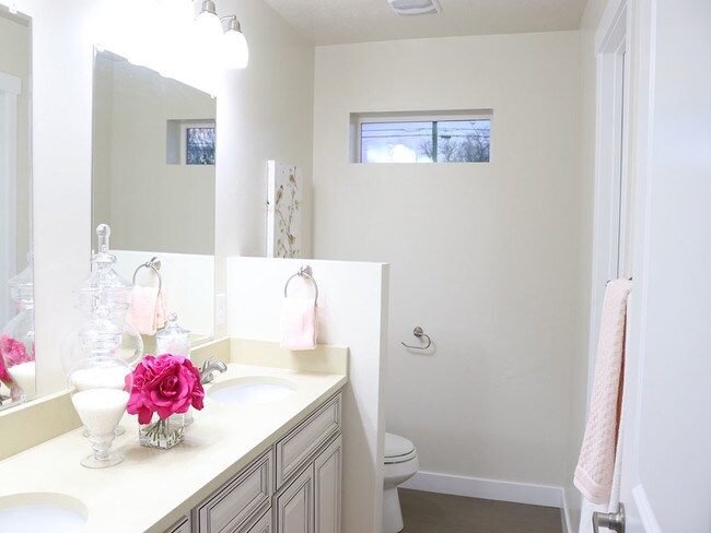 Building Photo - 1002 E Platinum Way