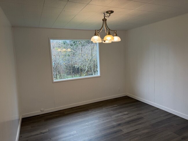 Building Photo - Updated 4 bedroom, 1 bath home in Eugene!