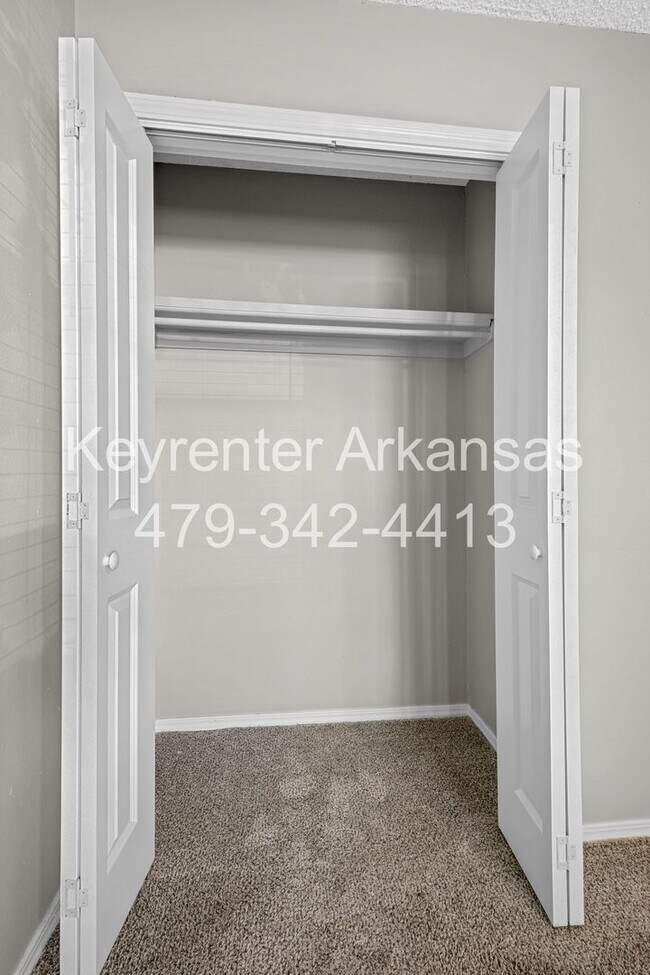 Building Photo - Newly Renovated Duplex in West Fayetteville!