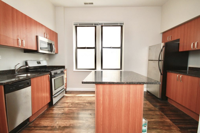 Open kitchen with island - 2824 N Orchard