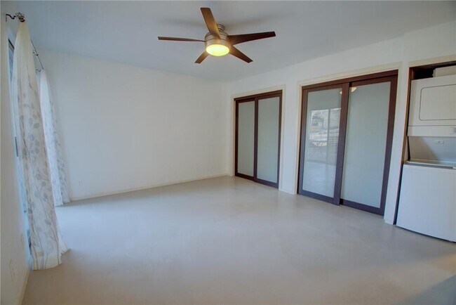Building Photo - 1304 Mariposa Dr