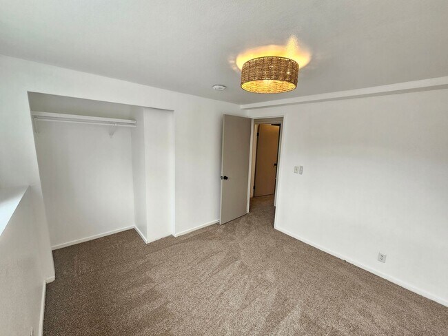 Building Photo - Close to Sugar House Park 2 Bd 1 Ba Basement Duplex