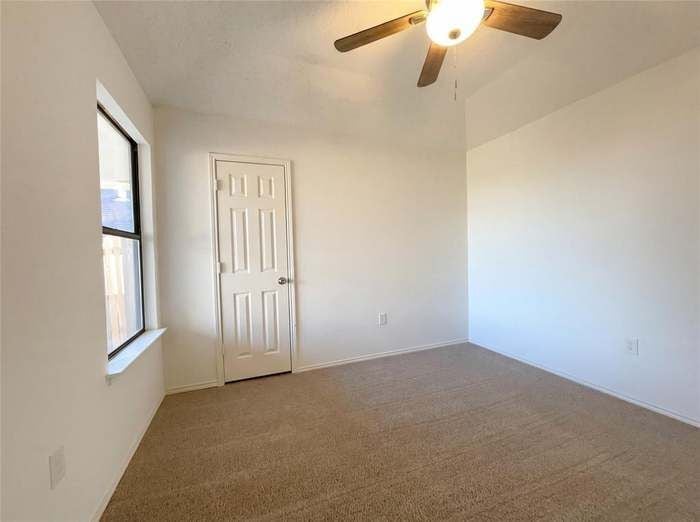 Building Photo - 709 Sandy Trail