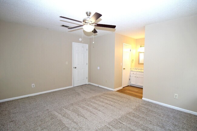 Building Photo - 3 bed 2 bath home with 2 car garage and Fl...