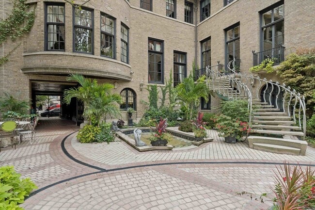 Building Photo - 1355 N Astor St