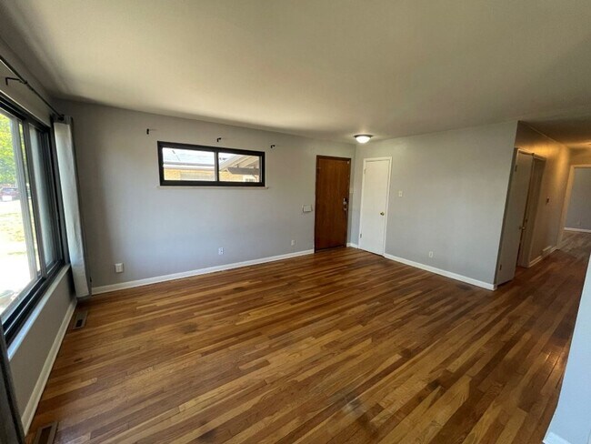 Building Photo - Spacious 3 bed/1 bath w/W/D and 2 car garage
