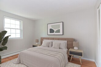 Building Photo - 4 Colonial Village Dr