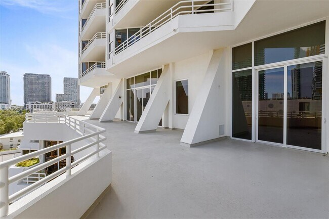 Building Photo - 555 NE 34th St