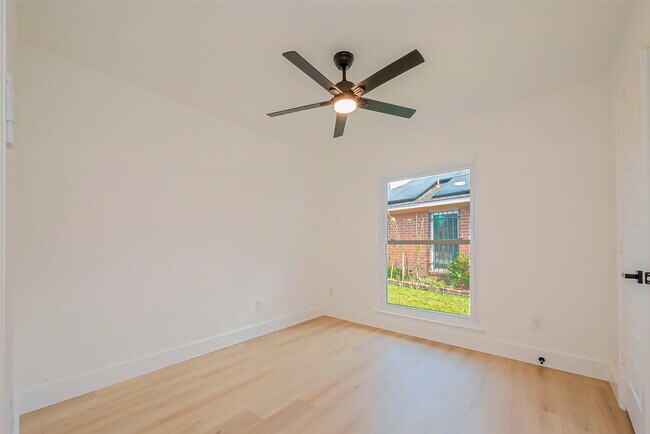 Building Photo - 3010 Bandell Dr