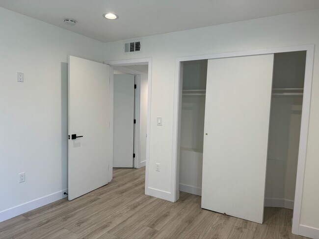 Building Photo - 1127 N Virgil Ave