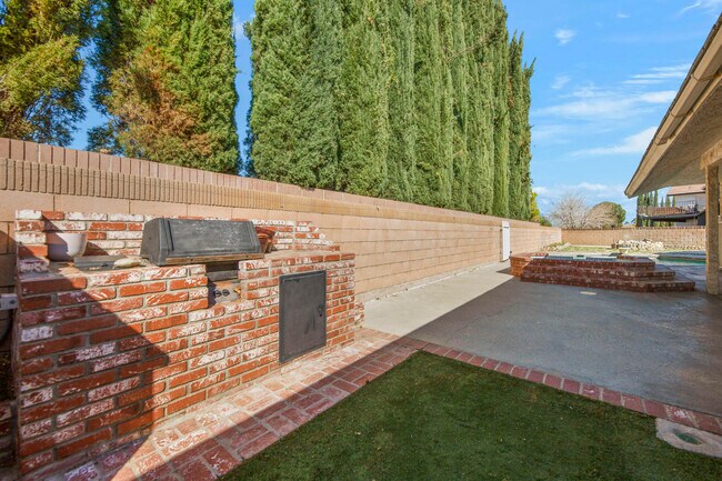 Building Photo - 2503 Brentwood Dr