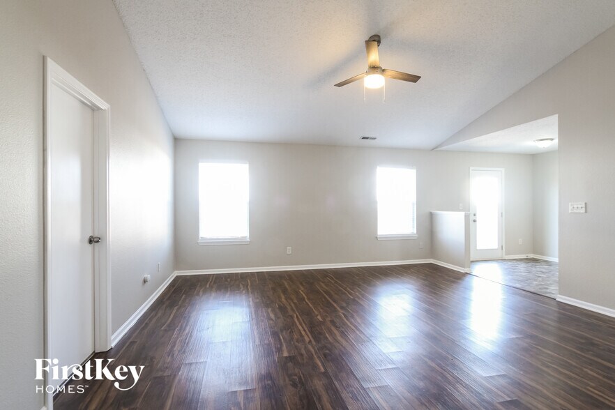 Building Photo - 9762 Trail Dr